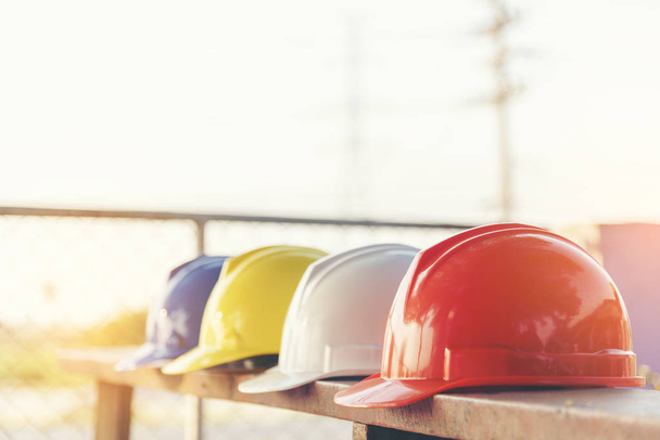 Biztonsági Keménykalap sisak mérnöki építőipari munkás berendezések. Kemény kalap védő fej az építőmunkások a helyszínen. Konstrukciós koncepció. - Fotó, kép