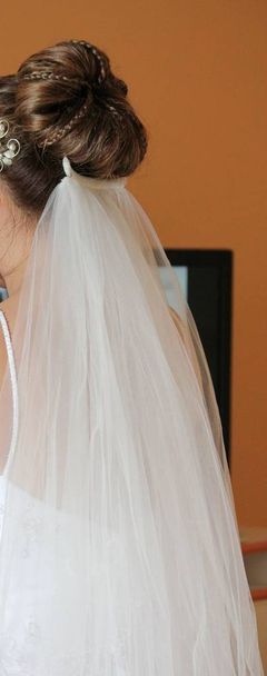 Doux voile de satin blanc coulant des cheveux d'une mariée
 - Photo, image