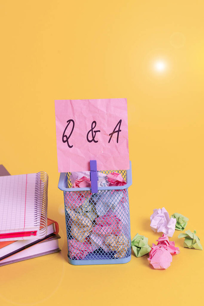 Πινακίδα κειμένου με Q και A. Εννοιολογική φωτογραφία μια χρονική περίοδο ή μια περίσταση όπου κάποιος απαντά σε ερωτήσεις κάδο απορριμμάτων τσαλακωμένο χαρτί μανταλάκια κενό υπενθύμιση προμήθειες γραφείου κίτρινο. - Φωτογραφία, εικόνα
