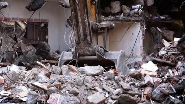 Altes Haus mit Bulldozer-mechanischem Arm zerstört  - Filmmaterial, Video