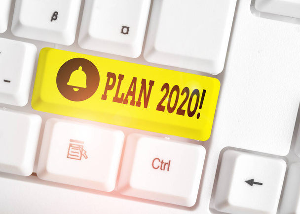 Schreiben Notiz zeigt Plan 2020. Business-Foto präsentiert detaillierten Vorschlag etwas zu erreichen im nächsten Jahr weiße PC-Tastatur mit Notizpapier über dem weißen Hintergrund. - Foto, Bild
