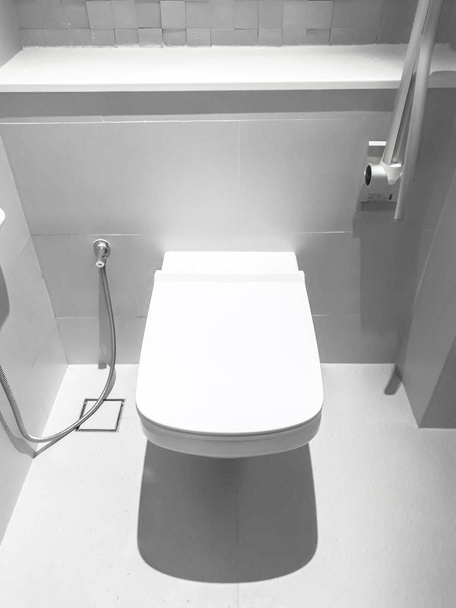 Toilet, Spoelwater, voorspoeltoilet, Close-up toilet, wit toilet, Wit toilet in de badkamer, Uitzicht op het toilet - Foto, afbeelding