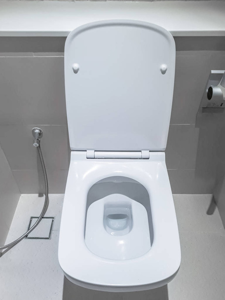 Toilet, Spoelwater, voorspoeltoilet, Close-up toilet, wit toilet, Wit toilet in de badkamer, Uitzicht op het toilet - Foto, afbeelding