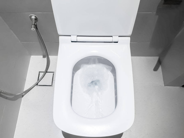 WC, Huuhtelu Vesi, huuhtele wc, lähikuva katso wc, valkoinen wc, Valkoinen wc kylpyhuoneessa, Top view of WC bowl
 - Valokuva, kuva