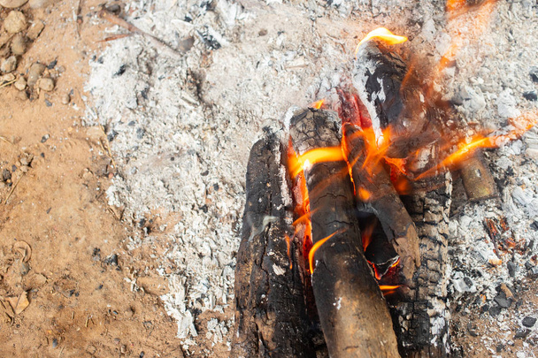炎でたき火を閉じ、屋外料理のためのキャンプファイヤー - 写真・画像