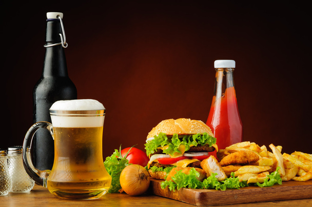 Fast-food menu en bier - Foto, afbeelding
