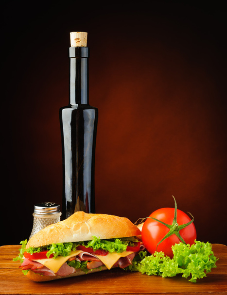 stokbrood sandwich, fruit en olijfolie - Foto, afbeelding