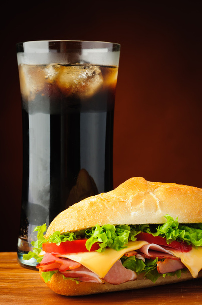 サンドイッチとコーラ - 写真・画像