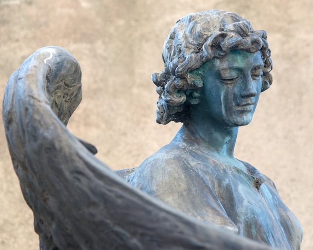 Ангел на надгробок на старому кладовищі - Фото, зображення