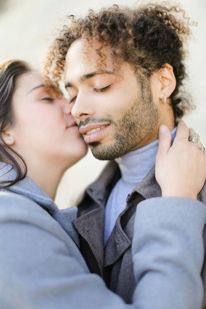 Chica besándose afro americano chico con pelo rizado
. - Foto, Imagen