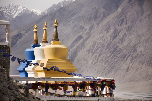 Kolorowe trzy stupa lub chedi w posąg Buddy Maitreya i dysk - Zdjęcie, obraz