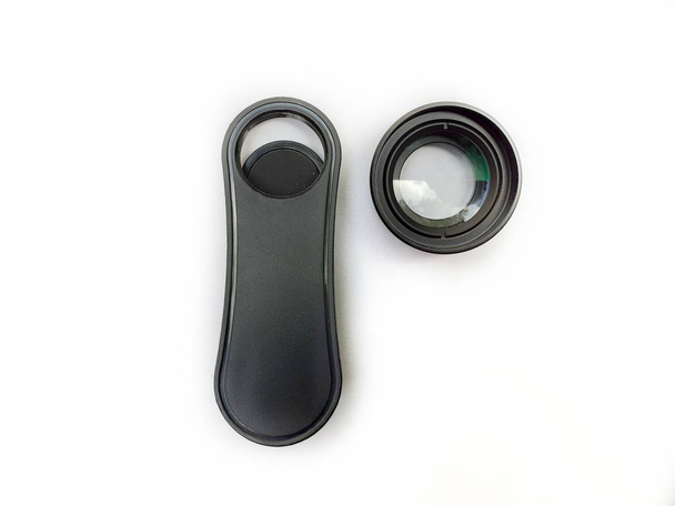 Mobiele telefoon macro lens met klem geïsoleerd op witte achtergrond. Zwarte kleur 20x macro lens voor smartphone - Foto, afbeelding
