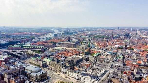 Copenhague, Dinamarca. Nueva Plaza Real, Palacio Real de Christiansborg, Desde Drone
  - Foto, Imagen