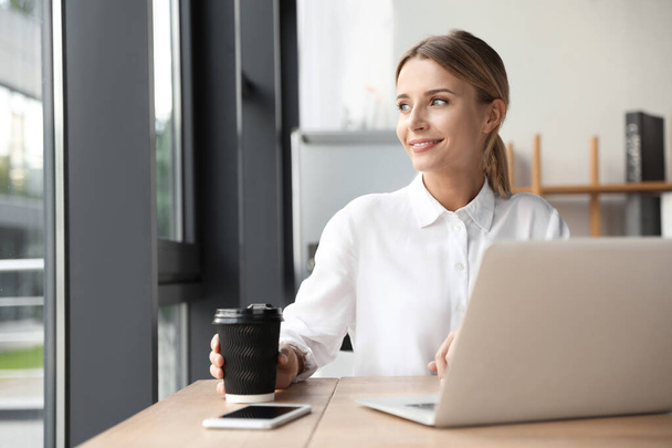Entrenadora de negocios femenina trabajando con laptop en oficina
 - Foto, Imagen