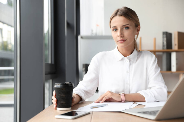 Female business trainer working with laptop in office - Zdjęcie, obraz