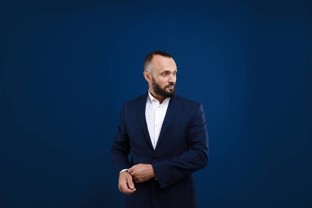 Portrait of handsome man on blue background - Valokuva, kuva