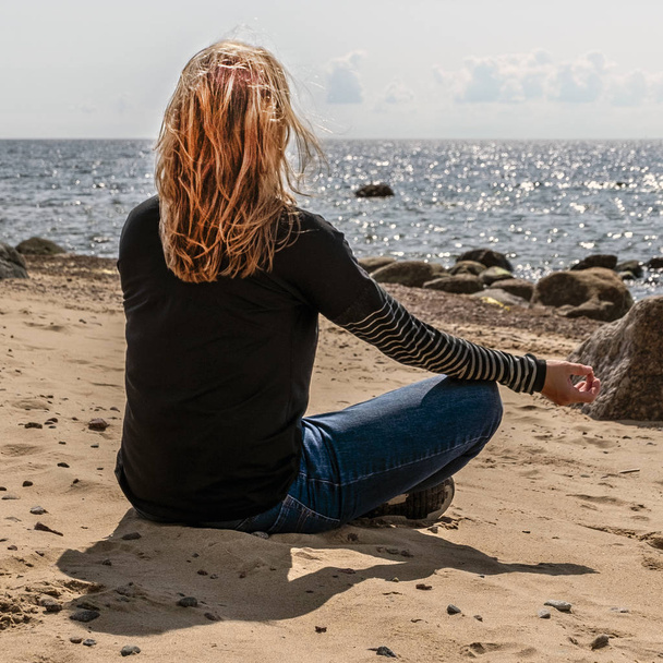meditation on the beach in the Lotus position. girl doing yoga. - Foto, Imagem