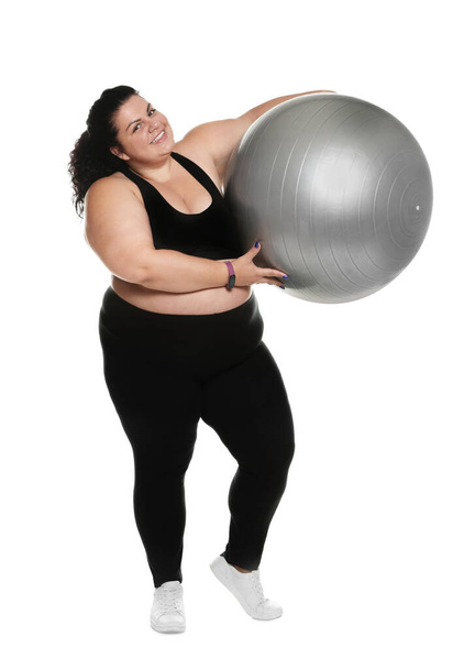 übergewichtige Frau mit passendem Ball auf weißem Hintergrund - Foto, Bild