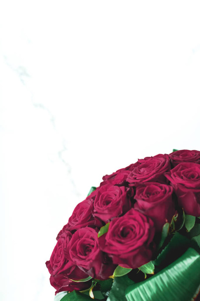 Buquê de luxo de rosas borgonhas em fundo de mármore, bonito
 - Foto, Imagem