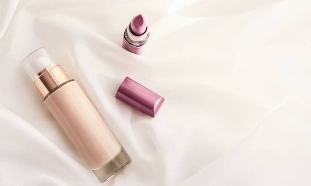 Μπεζ τονική κρέμα μπουκάλι make-up ρευστό βάση θεμελίωσης και ροζ  - Φωτογραφία, εικόνα