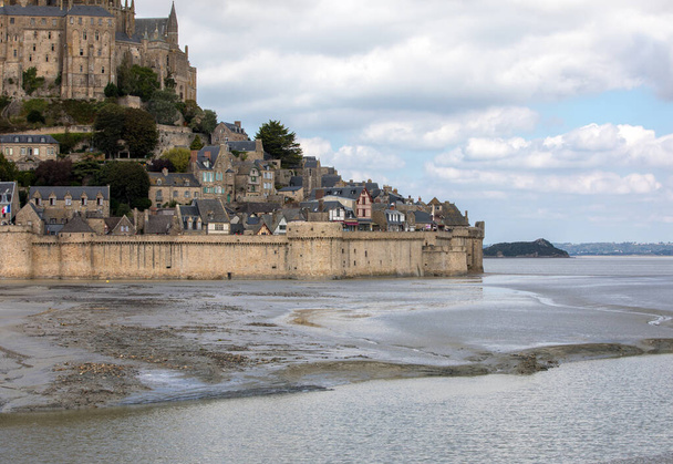 ル モン ・ サン ・ ミシェル、中世の要塞化された修道院、ノルマンディー、フランスの干潮時は潮の島の村 - 写真・画像