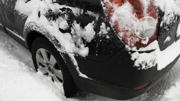 Voiture coincée dans la neige. Feu arrière automobile en hiver
. - Photo, image