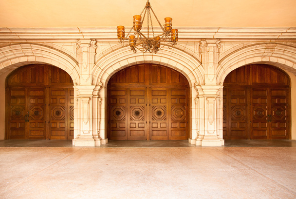 Три величественные классические арочные двери
 - Фото, изображение