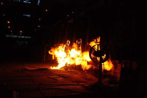 πολύ σπάνια κοντά λόγω της εργασίας Ανοίξτε κάμινος ανοικτής πυράς στο μεταλλουργικό εργοστάσιο - Φωτογραφία, εικόνα