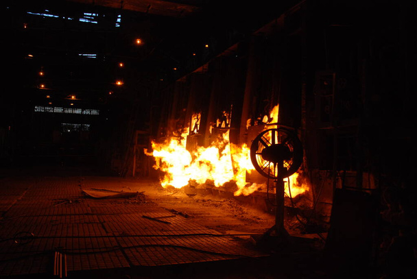 Muy rara vista cercana del horno de chimenea abierta de trabajo en la planta metalúrgica
 - Foto, imagen