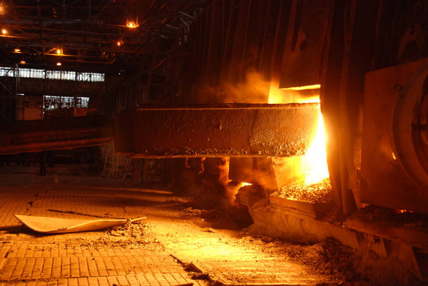 Açık Ocağın fırın Metalurji fabrikasında çalışan çok nadir görünümünü kapat - Fotoğraf, Görsel