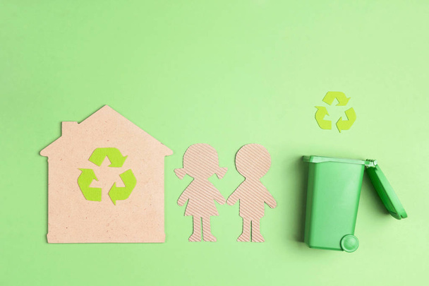 Ecological house with recycling symbol, trash bin and cardboard  - Foto, afbeelding