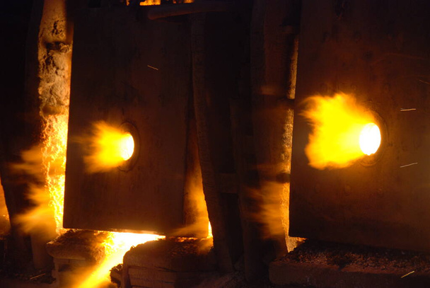 Muy rara vista cercana del horno de chimenea abierta de trabajo en la planta metalúrgica
 - Foto, imagen
