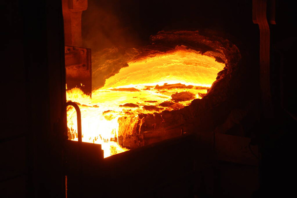 冶金工場でのオープン炉の作業の非常にまれな近いビュー。溶融熱鋼 - 写真・画像