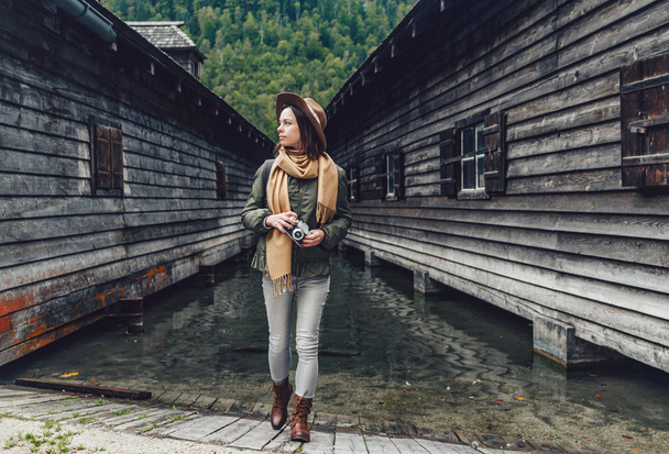 Молода жінка біля дерев'яного будинку
 - Фото, зображення