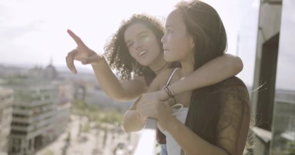 Chicas jóvenes adultas en la azotea del hotel disfrutando de la vista
 - Imágenes, Vídeo