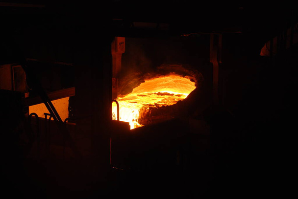 Molto raro vista da vicino di lavorare forno a focolare aperto presso l'impianto metallurgico. Acciaio caldo fuso
 - Foto, immagini
