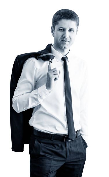 Homme d'affaires tient négligemment veste costume derrière le dos
. - Photo, image