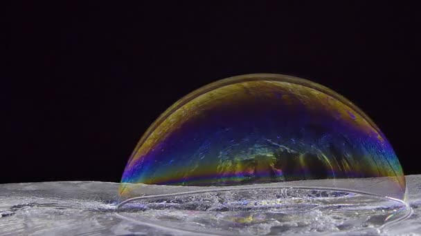 Buz üzerinde köpüklü sabunun ışıldayan rengi - Video, Çekim
