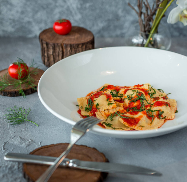 spinac and ricotto ravioli with tomato sauce and diced basil - Foto, Imagen
