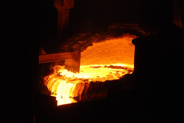 Muito rara vista de perto de trabalhar forno de lareira aberta na planta metalúrgica. Aço quente fundido
 - Foto, Imagem