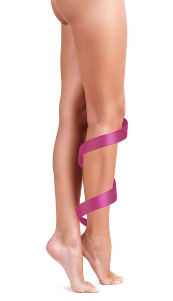 ピンクのリボンを持つ女性の脚。身体リハビリテーションの概念. - 写真・画像