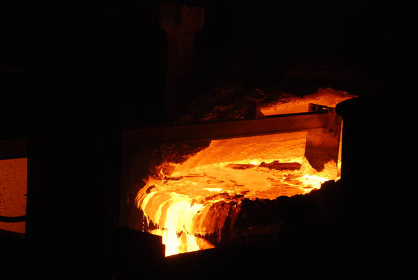 Muy rara vista cercana de horno de chimenea abierta de trabajo en la planta metalúrgica. Acero caliente fundido
 - Foto, Imagen