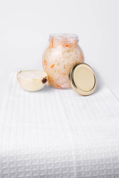 Repolho conservado em escabeche em um jarro em um contexto branco. Comida fermentada. Espaço de cópia
 - Foto, Imagem