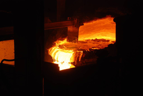 Metalürji fabrikasında açık ocak ocağında çalışırken çok nadir görülür. Erimiş sıcak çelik - Fotoğraf, Görsel