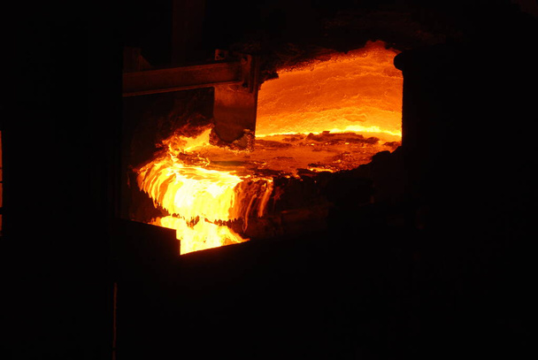 Muito rara vista de perto de trabalhar forno de lareira aberta na planta metalúrgica. Aço quente fundido
 - Foto, Imagem