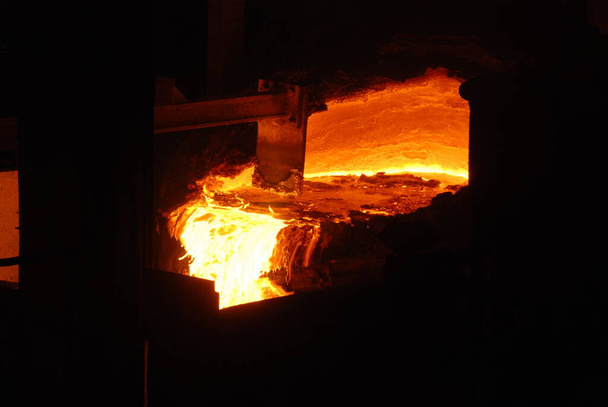 冶金工場でのオープン炉の作業の非常にまれな近いビュー。溶融熱鋼 - 写真・画像