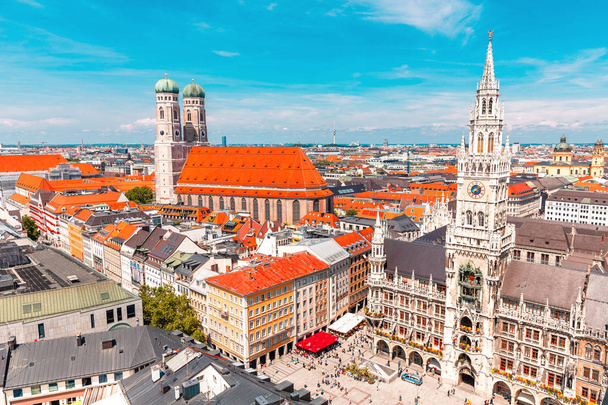 Vista aérea panorámica de la plaza central de Múnich con ayuntamiento e iglesia Frauenkirche. Lugares de interés turístico y turístico en Alemania
 - Foto, Imagen