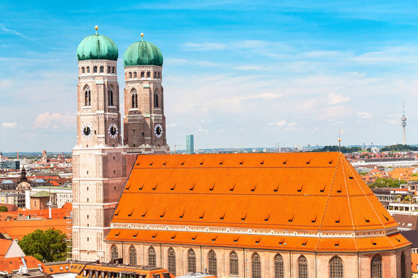 Вид с высоты птичьего полета на знаменитую церковь Фрауенкирхе в Мюнхене, туристические направления в Баварии
 - Фото, изображение