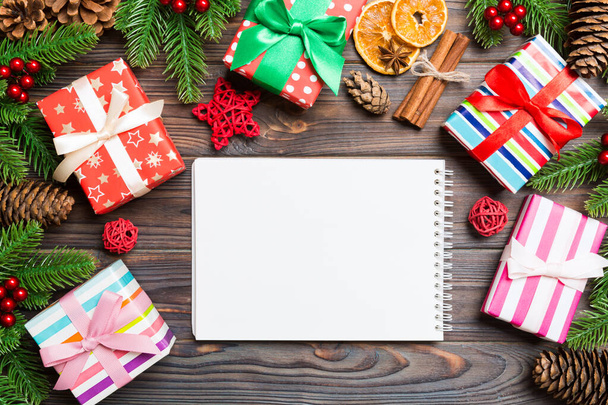 Górny widok notatnika na drewnianym tle wakacje wykonane z jodły i dekoracji Nowego Roku. Koncepcja czasu Bożego Narodzenia - Zdjęcie, obraz
