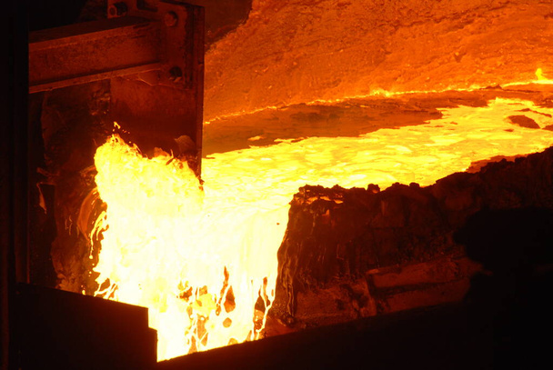 Muy rara vista cercana de horno de chimenea abierta de trabajo en la planta metalúrgica. Acero caliente fundido
 - Foto, Imagen